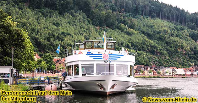 Mainschiff am Schiffsanleger in Miltenberg am Main